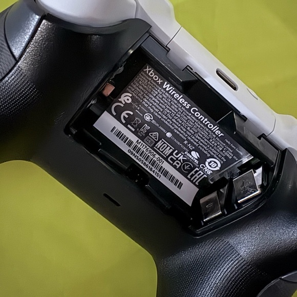 Xbox Silver Gaming Controller - Picture 2 of 2